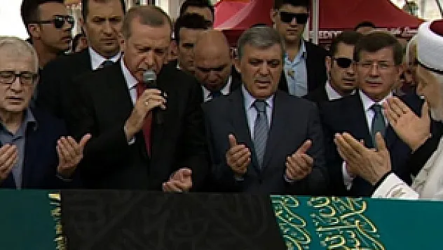 Cenazede yan yana saf tuttular