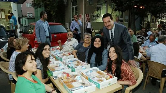  İLKADIM'DA ZENGİN-FAKİR HERKES BİR SOFRADA