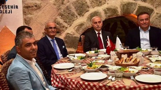  VALİ VE BAŞKAN BAHÇEŞEHİR KOLEJİ'NİN İFTARINA KATILDI