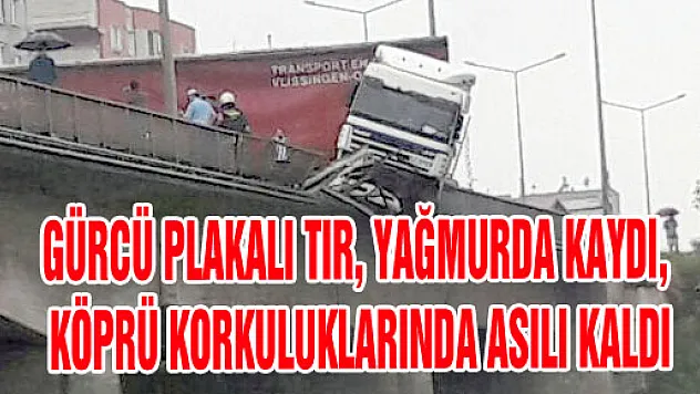 GÜRCÜ TIR KÖPRÜDE ASILI KALDI