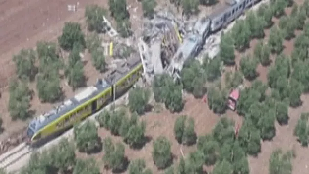 İtalya'da trenler kafa kafaya çarpıştı: En az 12 ölü