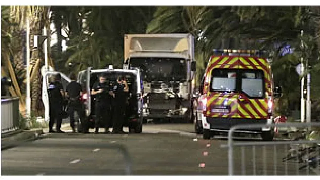 Fransa'da kamyon kalabalığa daldı: 84 ölü, 100'den fazla yaralı