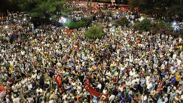 ÇARŞAMBALILAR DEMOKRASİYE SAHİP ÇIKIYOR