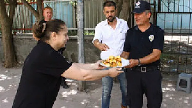 Samsunlu vatandaşlardan polise pasta ve börekli moral