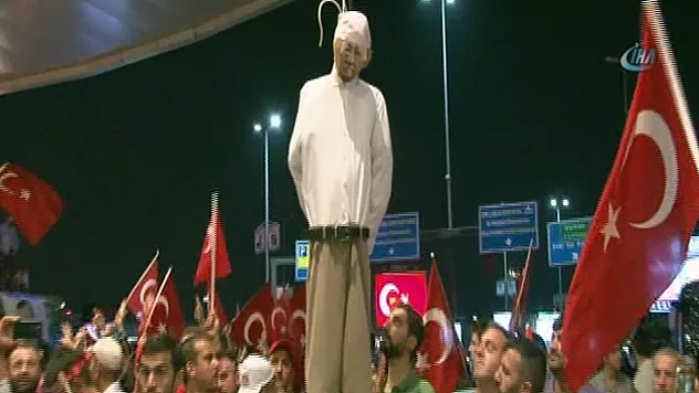 Darbe karşıtları Fethullah Gülen'in maketini idam etti