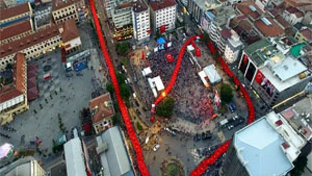 Samsun'da bin 919 metrelik Türk bayraklı demokrasi yürüyüşü