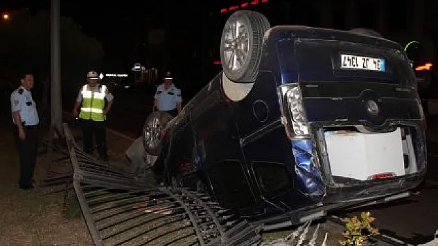 Kamyonet refüjdeki korkuluklara çarptı: 2 yaralı