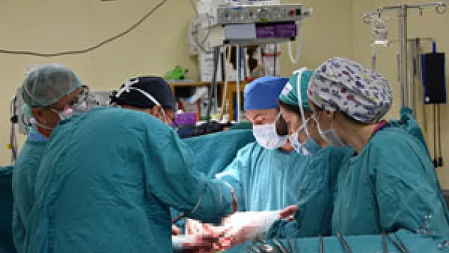 14 yaşındaki çocuktan 3.6 kilo tümör çıkartıldı