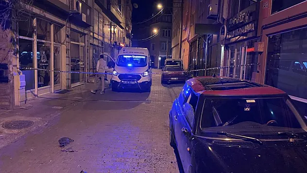 5. kattan düşen genç adamı otomobil kurtardı