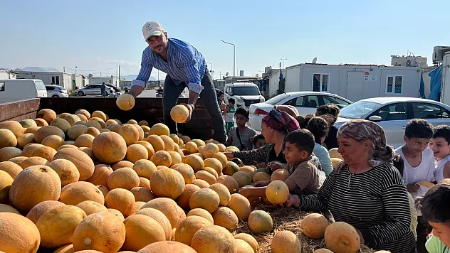 50 ton kavunu satmadı, depremzedelere dağıtıyor