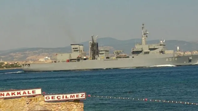 Yunan savaş gemisi Boğaz'dan geçti