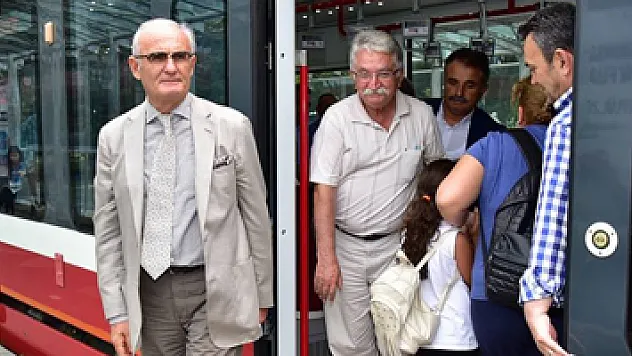 Başkan Yılmaz, tramvayda Samsunlulara yol arkadaşlığı yaptı