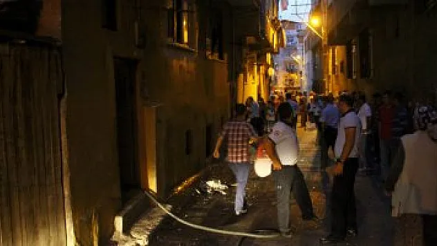 Evi terk eden eşine kızıp evi yaktı