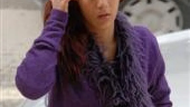 HIRSIZLIĞA TEŞEBBÜS EDEN GENÇ KIZI GÜVENLİK KAMERASI YAKALATTI