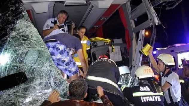  Kamyonlarla çarpışan otobüsün şoförü aracın içinde sıkıştı