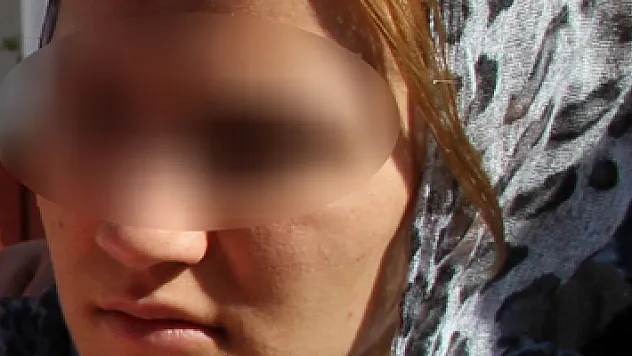 Park halindeki otomobilden çanta çalan kadın yakalandı