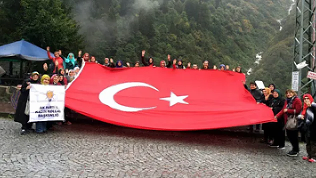 AK Parti'li kadınlar zirvede şehitler anısına Türk bayrağı açtı