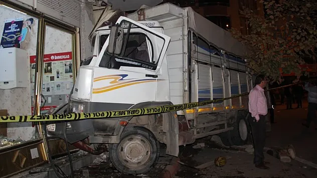 Freni patlayan kamyon faciaya yol açıyordu