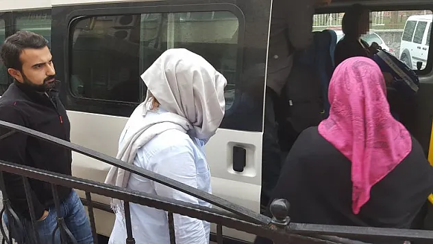 FETÖ'den gözaltına alınan kadın avukatlar adliyeye sevk edildi