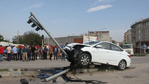 Otomobil ile motosiklet çarpıştı: 2 yaralı