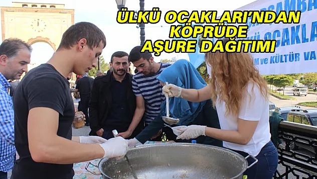 ÜLKÜ OCAKLARI'NDAN KÖPRÜDE AŞURE DAĞITIMI