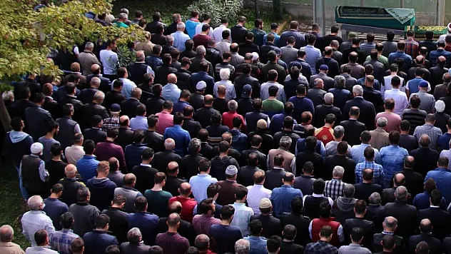 Yağ aldırıp hayatını kaybeden genç kadın son yolculuğuna uğurlandı