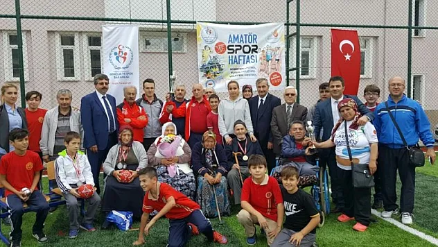 Yaşlılar ve protokol, çocuklar için bocce maçı yaptı
