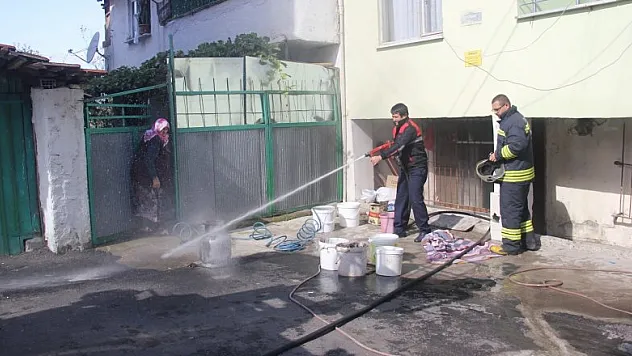 Alev alan mutfak tüpü korkuttu