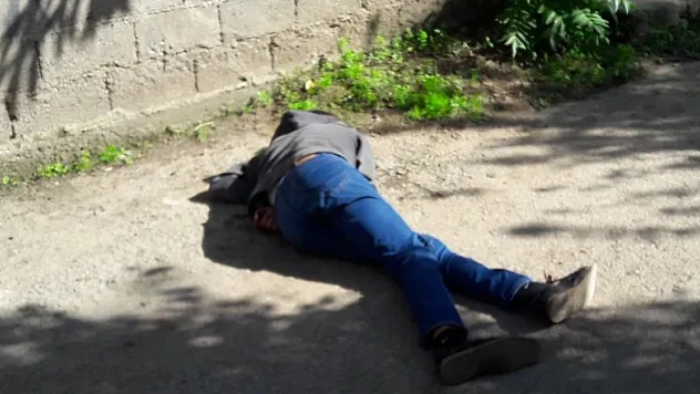 Yerde baygın yatan genç hastaneye kaldırıldı