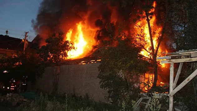 Tek katlı ev alevlere teslim oldu