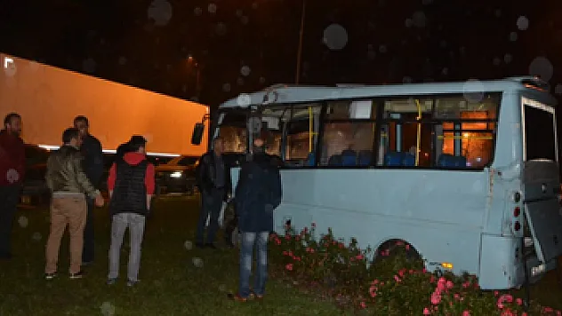Fatsa'da otobüs ile midibüs çarpıştı: 6 yaralı