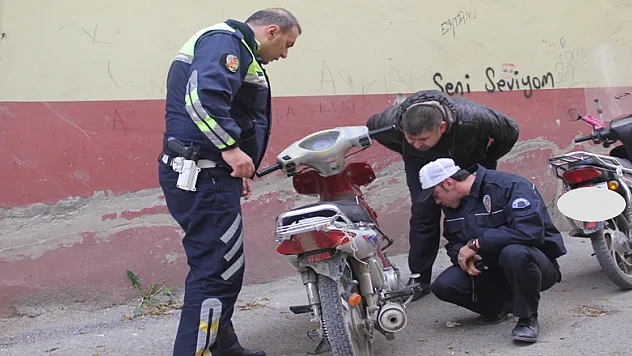 Çaldığı motosikleti bırakıp kaçtı