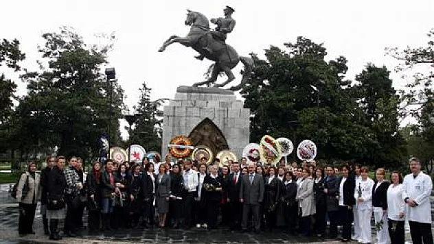 Hemşireler Atatürk anıtına çelenk bıraktı