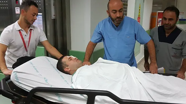 Silahla vurulan hastaya müdahale eden doktoru hastanelik ettiler 