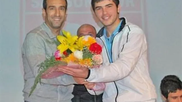 Şampiyon Fezalı öğrencilerle buluştu