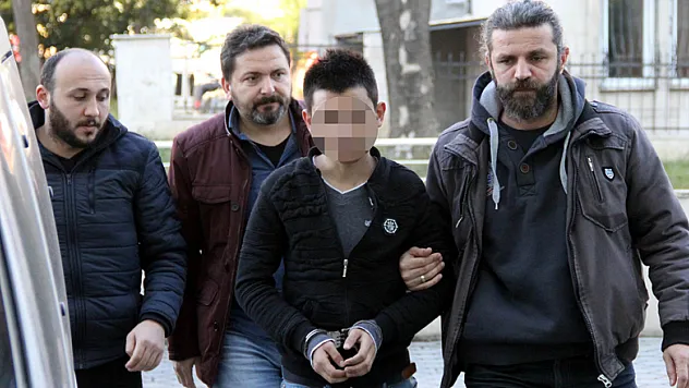 Polisi görünce bonzai paketini atan motosikletli genç yakalandı