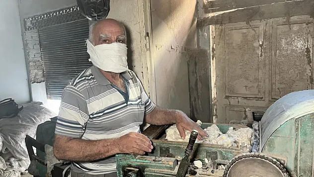 52 yıldır el emeğiyle üretiyor, mesleğinin yok olmaması için direniyor