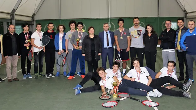 Okullararasi Tenis Il Birinciliği Müsabakalari Sona Erdi