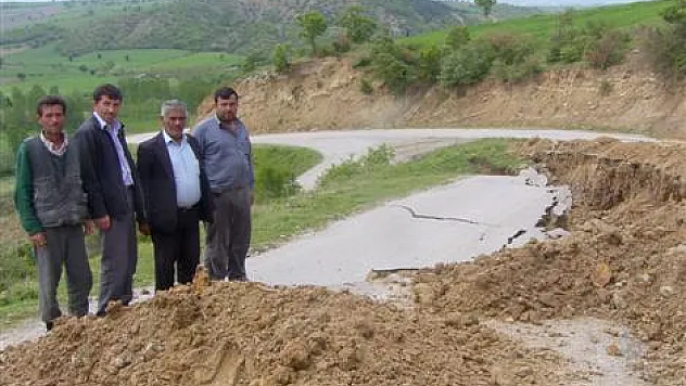 Köy yolunda heyelan