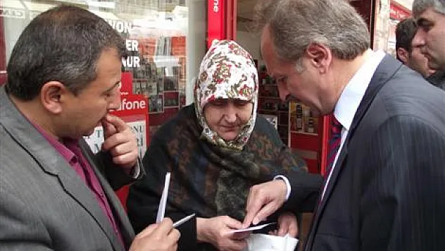 Aday Özden'den yardım eli