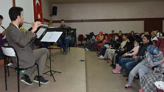 Minikler müzikle moral buldu