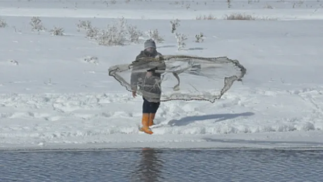 Eksi 20 derecede balık avlıyorlar
