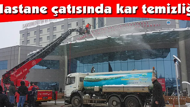 Hastane çatısında kar temizliği
