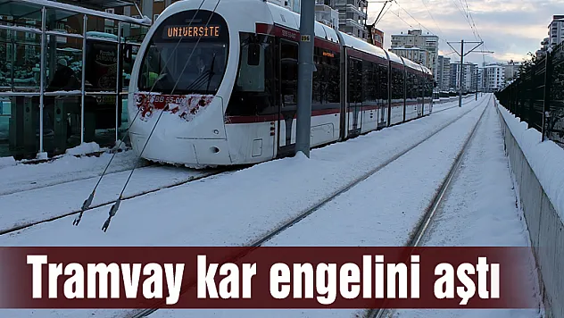 Tramvay kar engelini aştı