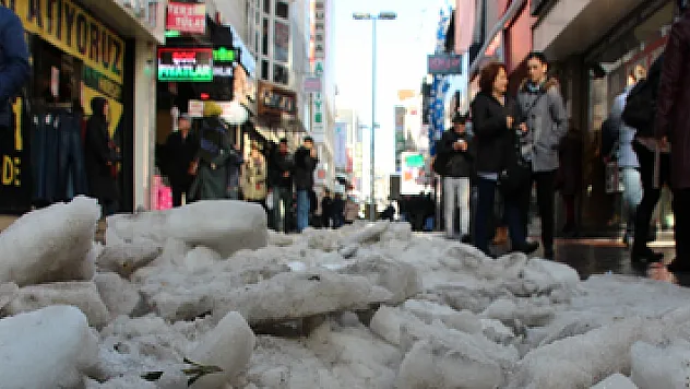 Kar yağışı esnafı olumsuz etkilendi
