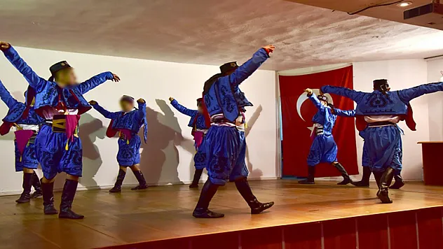 Kader Mahkûmu Çocuklardan Zeybek Gösterisi