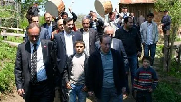 Özden'e davul zurnalı karşılama