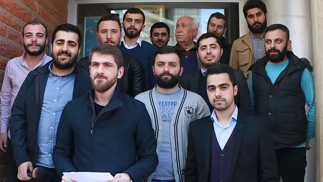 AK Parti'li gençlerden Kılıçdaroğlu'na 'Evet' kitapçığı