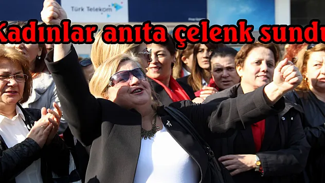  Kadınlar anıta çelenk sundu