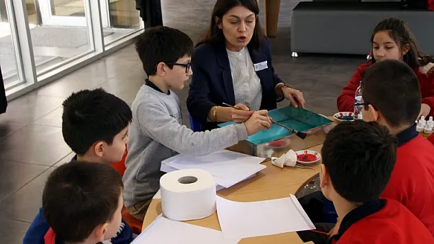 Minikler ebru yaptı